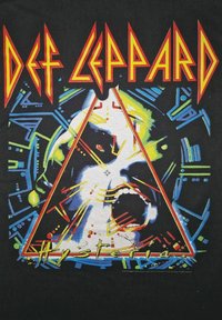 Černé tričko s barevným grafickým motivem ve tvaru trojúhelníku, zobrazujícím obličej, tučným nápisem „DEF LEPPARD“ a geometrickými vzory.