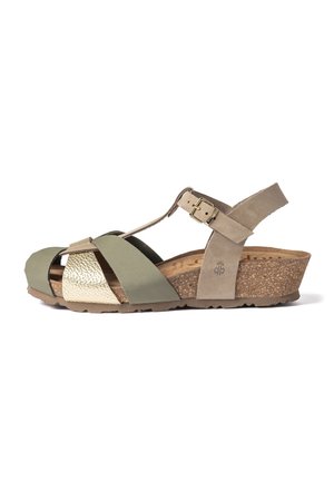 Dames open-toe sleehak sandaal met olijfkleurige, beige en metallic gouden bandjes, kurken zool en verstelbare enkelgesp op een witte achtergrond.