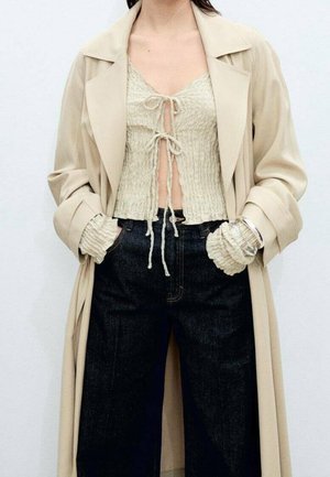 Mango, Trench - sand