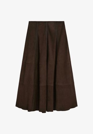 Braune Wildledermidi mit einem ausgestellten Design und vertikalen Nahtdetails, die eine glatte Textur und einen breiten Saum aufweist.