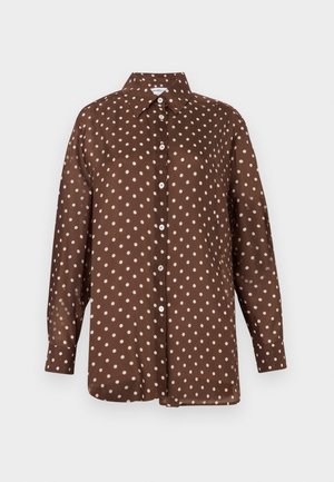 Chemise marron à pois en tissu lisse, avec un col pointu, une patte de boutonnage complète et des manches longues à poignets boutonnés.