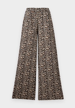 Weite Hose mit elastischem Bund im beigen und braunen Leopardenmuster auf weißem Hintergrund.