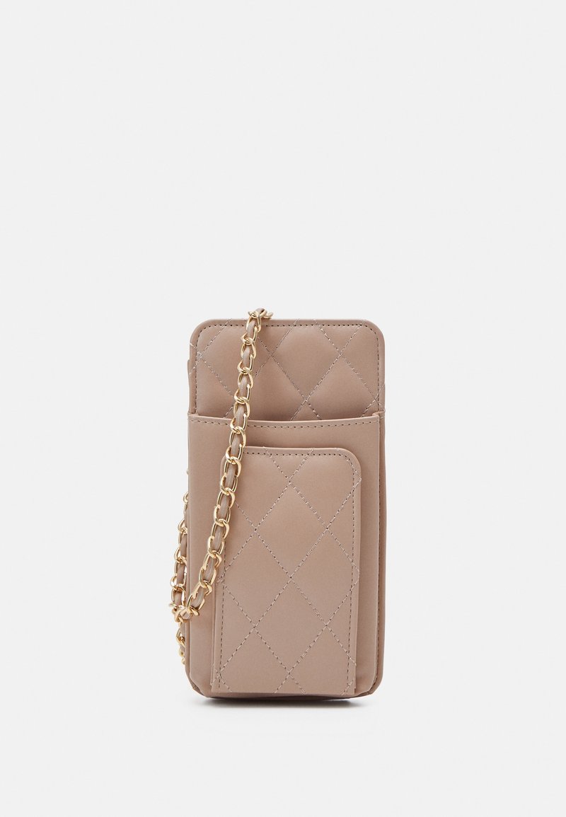 Pochette bandoulière beige matelassée avec poche avant et chaîne dorée, conçue pour transporter de petits objets personnels.