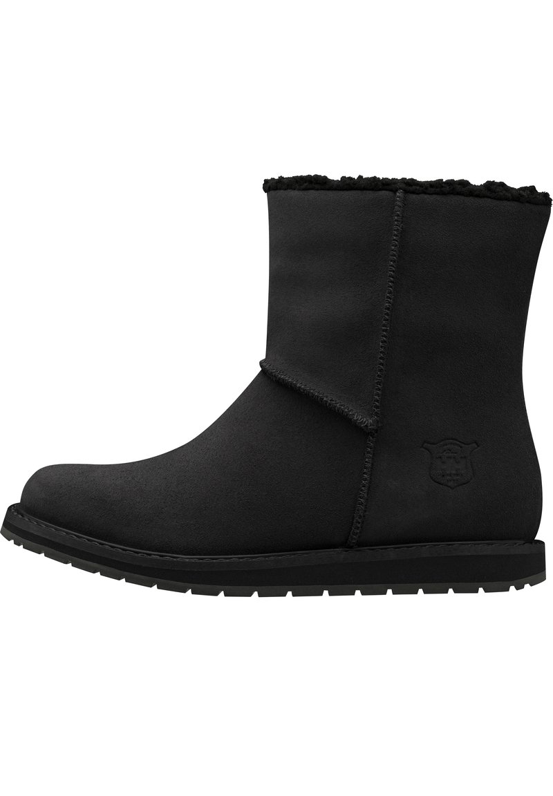 Botas negras hasta el tobillo hechas de un material similar ante con un forro suave y peludo. Presentan una punta redonda, costuras cosidas y una suela de goma texturizada.