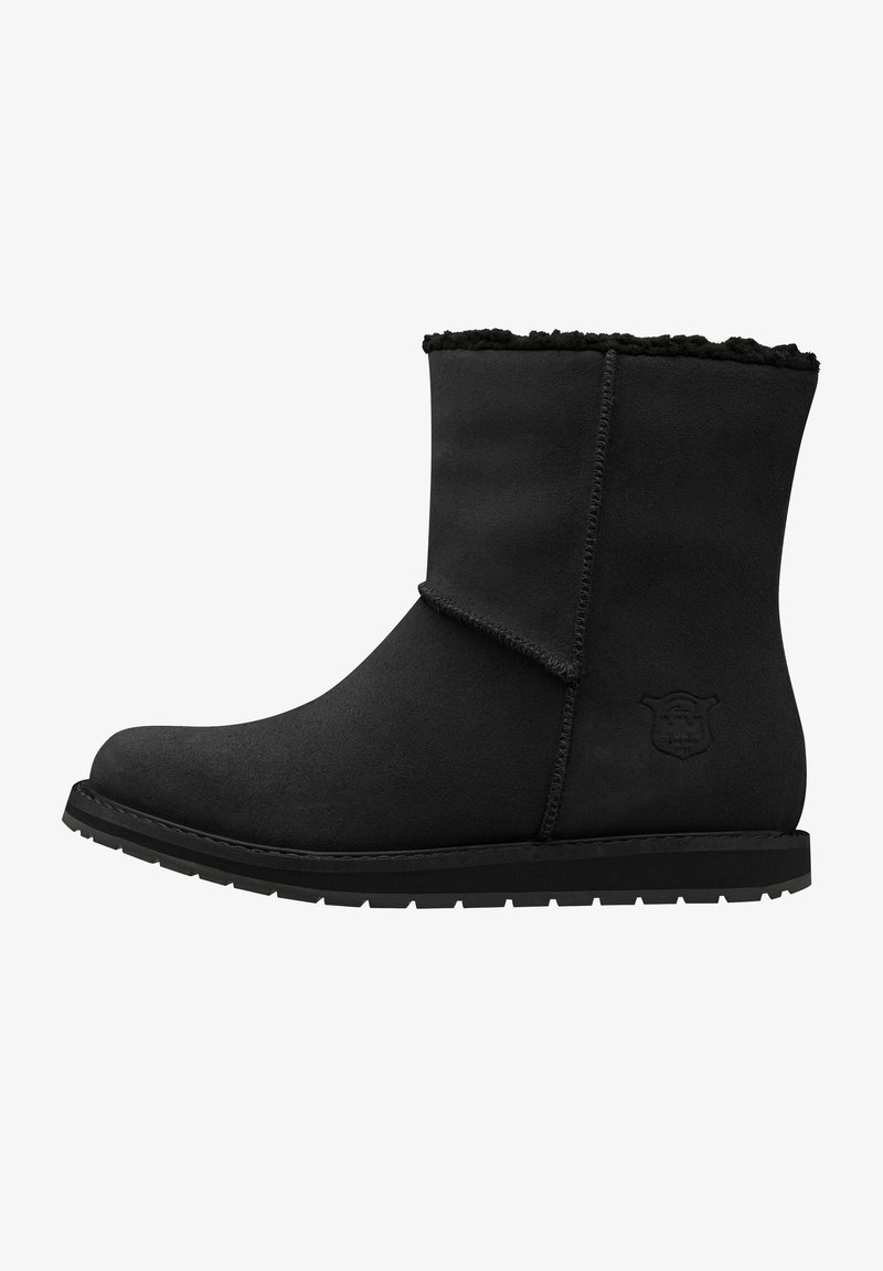 Zwarte enkellaarsjes gemaakt van suede-achtig materiaal met een zachte, furry voering. Beschikt over een ronde neus, gestikte naden en een getextureerde rubberen zool.