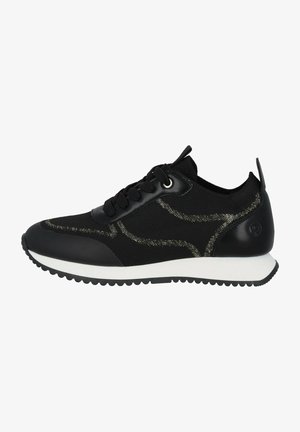 Schwarzer Sportschuh mit einem strukturierten Obermaterial aus Stoff, metallisch goldenen Akzenten, schwarzen Schnürsenkeln und einer weißen Gummisohle mit einem gemusterten Profil.