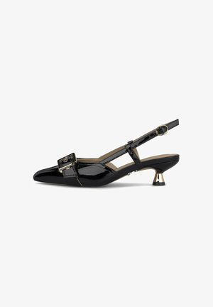 Zapato de tacón pequeño tipo slingback de charol negro con punta puntiaguda, hebilla decorativa y detalles dorados en la correa y el tacón.