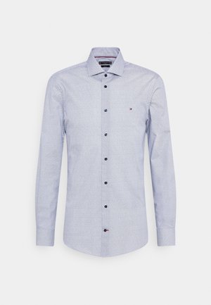 Jasnoniebieska męska koszula z długim rękawem, subtelny wzór, zapięcie na guziki z przodu, szpiczasty kołnierz i małe logo na lewej piersi.