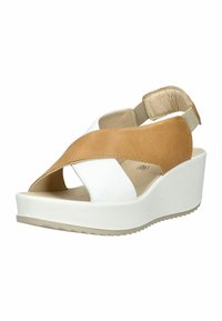 Sandačky na klínu s horní částí z hnědé kůže a bílými koženými akcenty, vybavené pružným páskem na patě a texturovanou béžovou podrážkou.