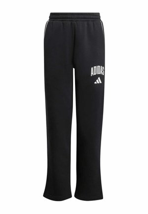 Dwoje dzieci noszących pasujące szare bluzy z kapturem Adidas, czarne spodnie Adidas i buty sportowe Adidas stojące obok siebie na białym tle.