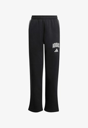 Deux enfants portant des sweats à capuche gris assortis Adidas, des pantalons noirs Adidas et des baskets Adidas, debout côte à côte sur un fond blanc.