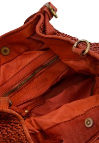 Orange lædertaske med vævet design, glat inderforet, lynlåslomme og messinghardware. Indersiden viser brandede mærker.