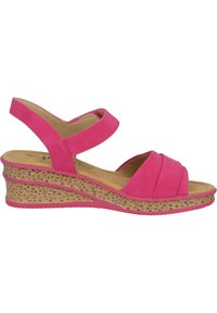 Różowe sandały na koturnie z teksturowaną korkową podeszwą, szerokim paskiem z przodu oraz regulowanym paskiem z tyłu. Gładki materiał syntetyczny.