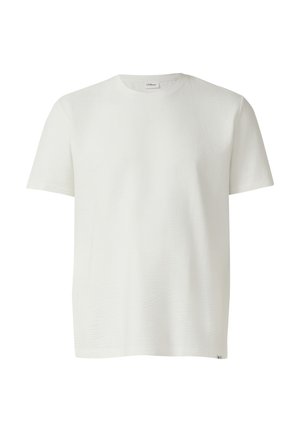 Weißes T-Shirt mit kurzen Ärmeln und Rundhalsausschnitt aus dezent strukturiertem Stoff und kleinem Markenlabel am Saum auf einfarbigem Hintergrund.