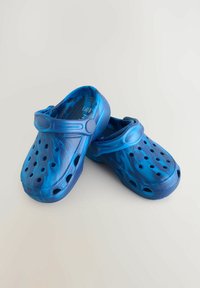 Zili sabo ar marmora dizainu, ar ventilācijas caurumiem un aizmugurējo siksnu. Izgatavoti no viegla materiāla, izliekta forma komfortam.