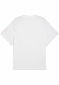 Simpel hvid t-shirt set fra ryggen, med korte ærmer og en lille pink detalje på venstre ærme.