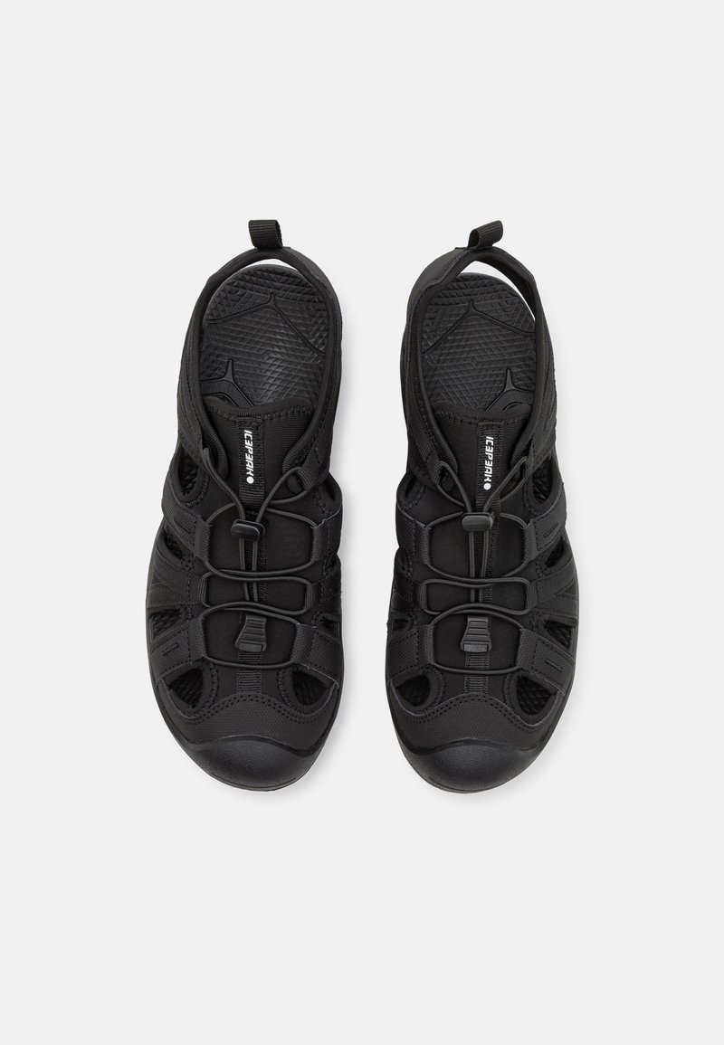 Zwarte schoenen met een synthetisch bovenwerk, elastische veters en open gaaspanelen voor ademend vermogen. Getextureerde zolen voor grip.