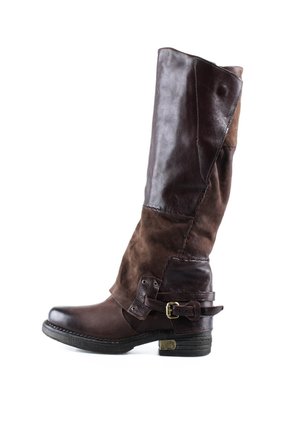 Botte haute en cuir marron et daim avec talon bas empilé, bride latérale à boucle et bout arrondi sur fond blanc.