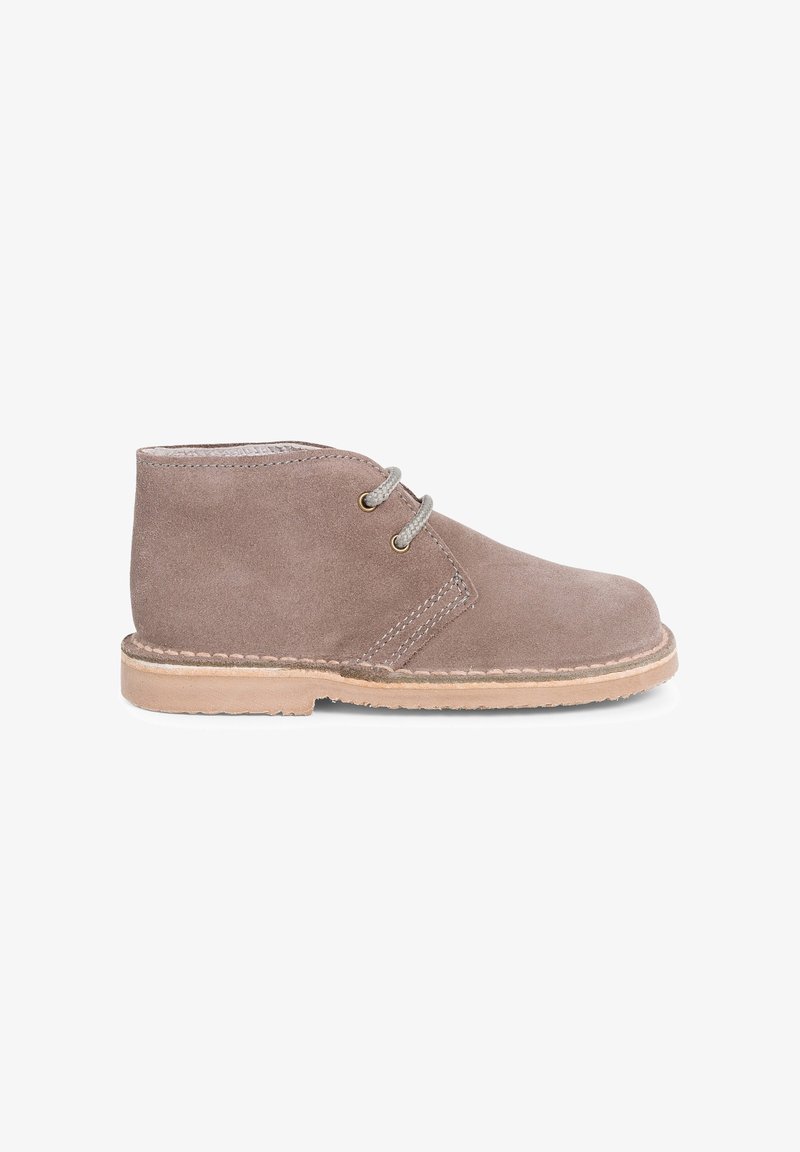 Bottines en daim marron à bout rond, lacées avec des lacets gris, dotées d'une semelle en caoutchouc beige et de détails cousus.