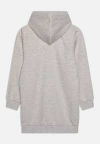 Jasnoszara bluza z kapturem o miękkiej fakturze, z długimi rękawami raglanowymi i dopasowanym dołem. Posiada pojemny kaptur oraz prosty design bez ozdób.