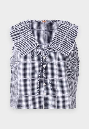 Αμάνικο μπλούζα με ναυτικό μπλε και λευκό καρό, με μεγάλο τετράγωνο γιακά, κουμπιά μπροστά και λεπτομέρεια με φιόγκο στο ντεκολτέ.