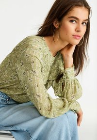 Next SHEER PINTUCK PLEATED REGULAR FIT - Pluus - green floral ditsy