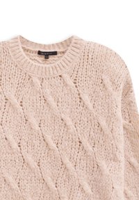 Beige gestrickter Pullover mit erhabenem Kabelmuster, rundem Ausschnitt und weicher Textur. Tag sichtbar mit "bugatti" und Größe "S".