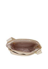 Beige crossover taske med en glat overflade, guldhardware og lynlås lukning. Indersiden har et logomønster og en side lynlås lomme.