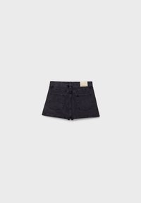 Shorts en denim noir taille haute, avec cinq poches et une étiquette simple au dos. Le matériau semble durable avec une texture lisse.