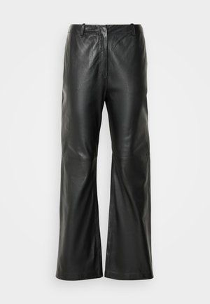 Pantaloni larghi in pelle nera con una superficie liscia, dotati di vita a media altezza e dettagli di cucitura minimi sul davanti.