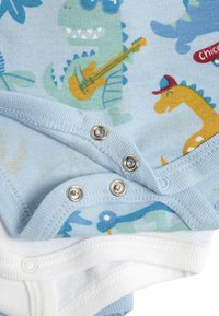 Bodysuit bébé en coton bleu clair avec des motifs de dinosaures, fermetures à pression et bordures blanches. Présente des graphiques ludiques en vert, jaune et bleu.