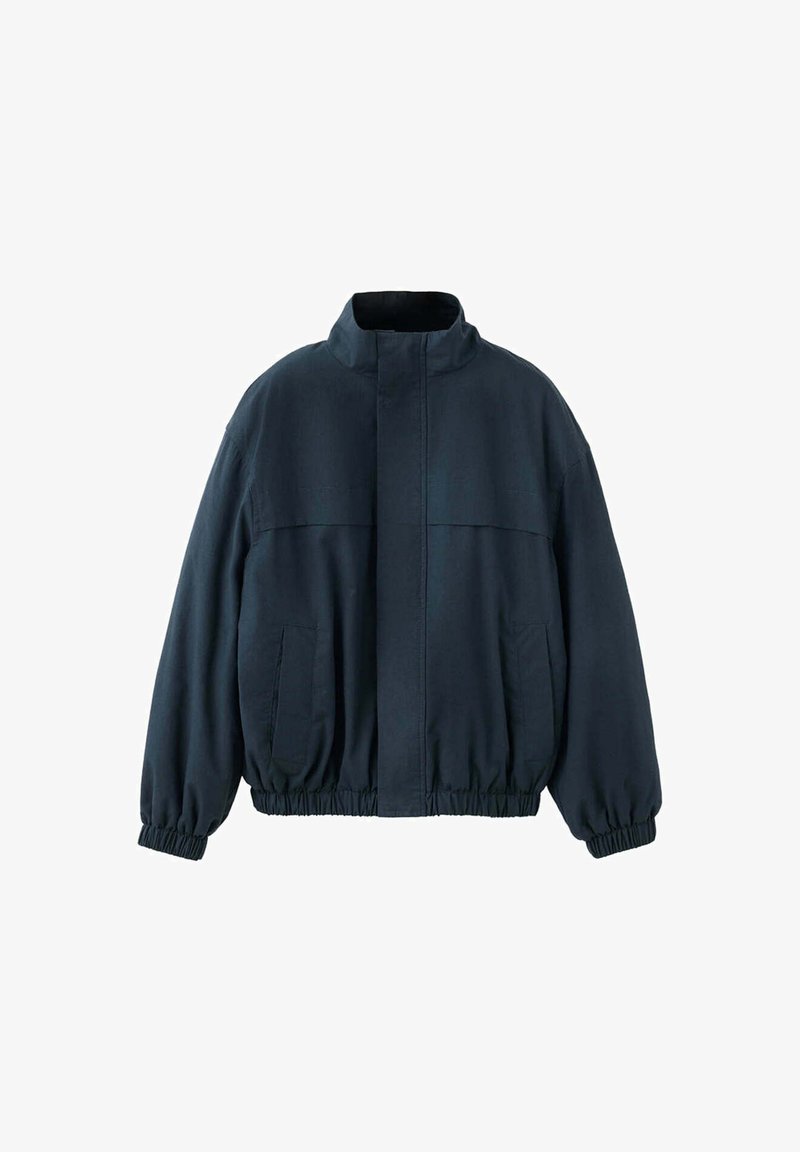 Veste bleu foncé zippée avec col haut, poignets et bas élastiques, et deux poches avant.