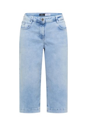 Jean court en denim bleu clair avec bouton sur le devant, fermeture éclair, passants de ceinture et poches avant, présenté sur fond blanc.