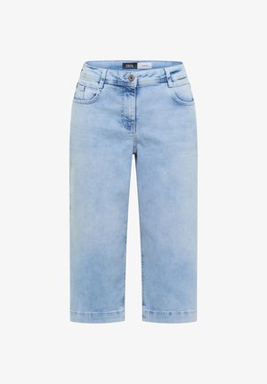 Jean court en denim bleu clair avec bouton sur le devant, fermeture éclair, passants de ceinture et poches avant, présenté sur fond blanc.