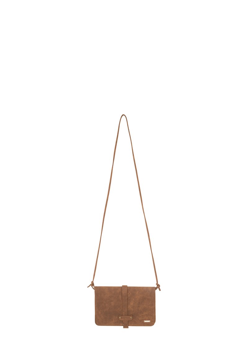 Braune Leder-Umhängetasche mit flacher Form, langem verstellbarem Tragegurt, minimalistischem Design und genähten Details entlang der Kanten.