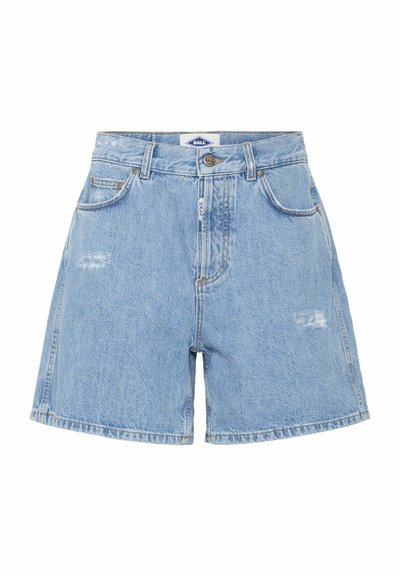 Pantalones cortos de mezclilla de color azul claro con una cintura de media altura, diseño de cinco bolsillos y detalles desteñidos. Costuras robustas y un dobladillo clásico.
