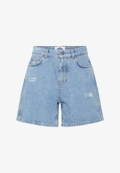 Gaiši zilas denim šorti ar vidēji augstu jostu, piecu kabatu dizainu un nolietojuma detaļām. Spēcīga šuvšana un klasiskā apdare.