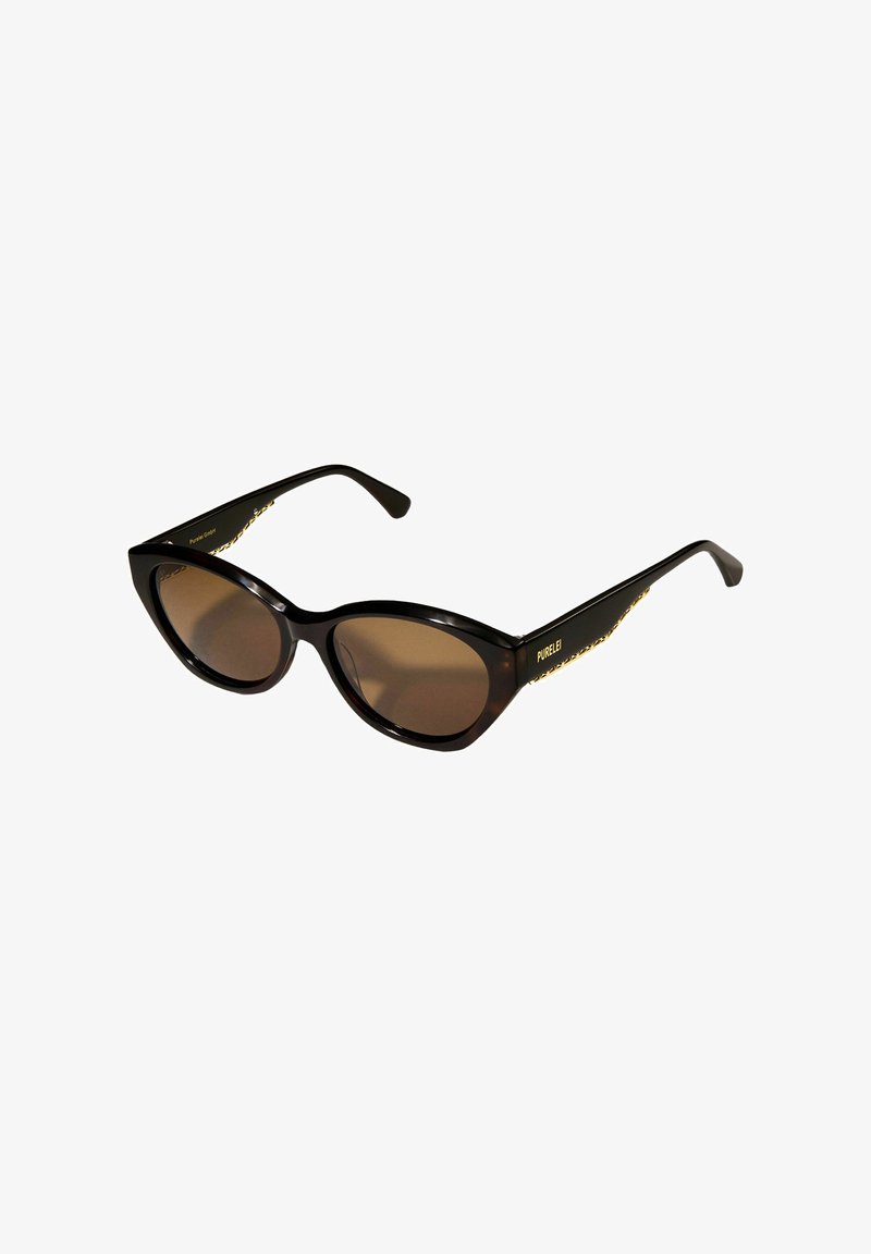 Zwarte cateye-zonnebril met bruine lenzen. Gestructureerde gouden hardware op de poten. Glad kunststof frame met een glanzende afwerking.