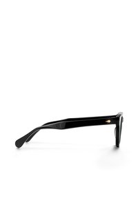Gafas de sol negras con montura rectangular, material plástico liso, patillas planas y un pequeño acento dorado en el costado.