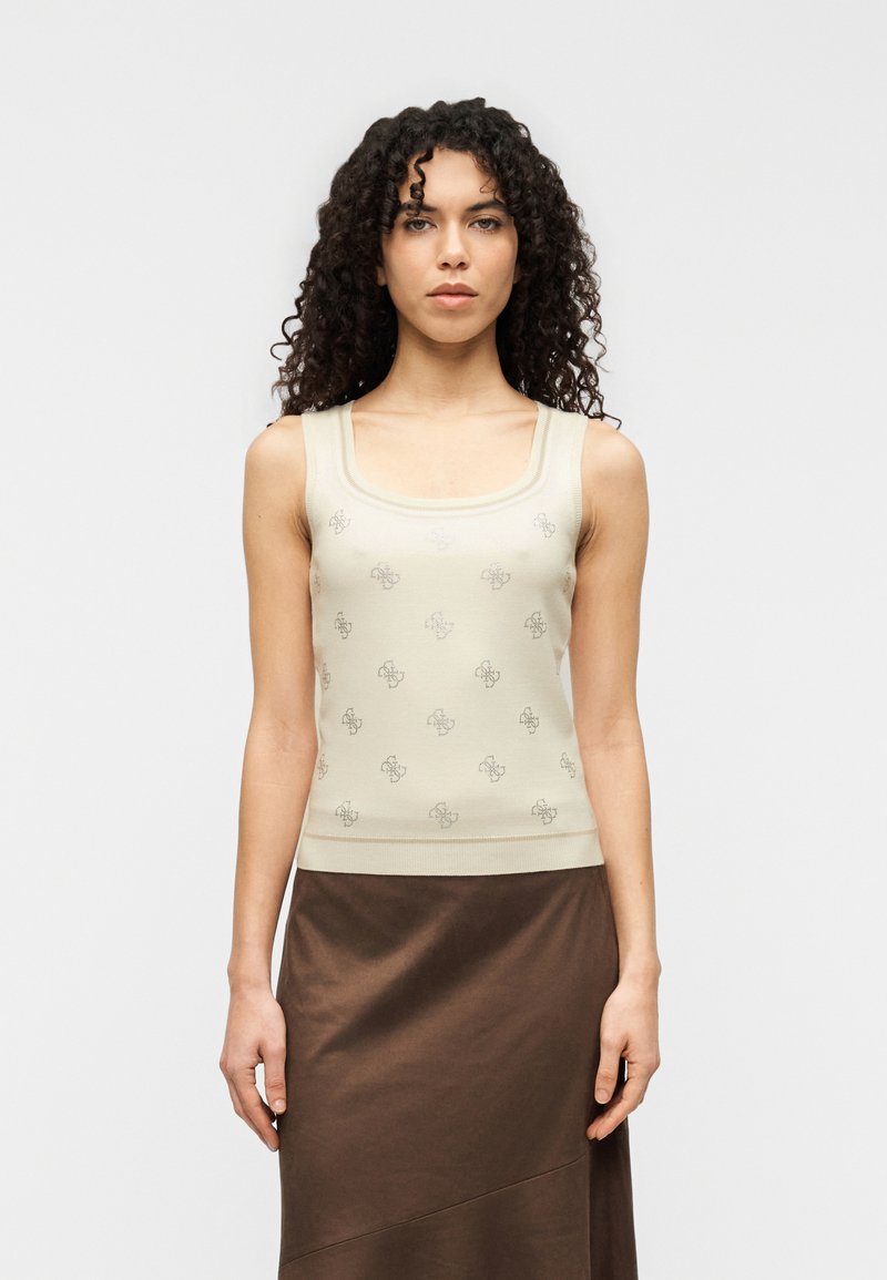 Μπλούζα τύπου τοπ σε κρεμ απόχρωση με τετράγωνο ντεκολτέ, διακοσμημένη με διακριτικό λουλουδάτο μοτίβο. Το ύφασμα είναι απαλό, εφαρμοστό, συνοδευόμενο από καφέ φούστα.