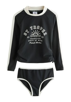 Fekete hosszú ujjú rash guard felső fehér szegéllyel és hozzá illő bikini alsóval, rajta a „St Tropez Coastline State of Mind French Riviera” felirat és nap grafikája.
