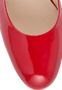Czerwony lakierowany czółenek z zaokrąglonym czubkiem i niskim wycięciem z przodu. Gładkie, błyszczące wykończenie z naturalnie kolorową podszewką wewnętrzną.