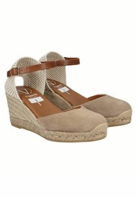 Scarpe wedge espadrillas beige con tomaia in suede, tacco in juta intrecciata, cinturino alla caviglia regolabile in marrone e retro in tessuto a scacchi.