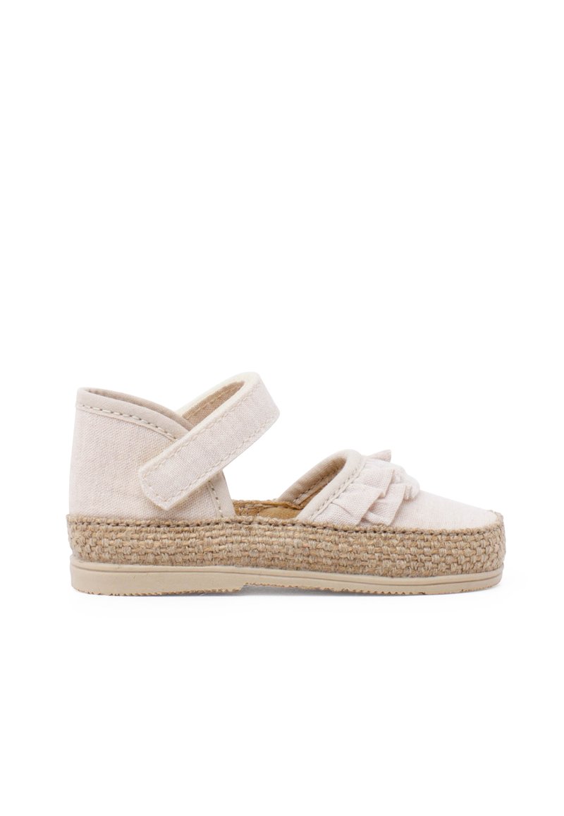 Scarpa espadrilla di colore beige chiaro con tomaia in canvas, cinturino regolabile, suola in juta intrecciata e dettaglio arruffato sul davanti.
