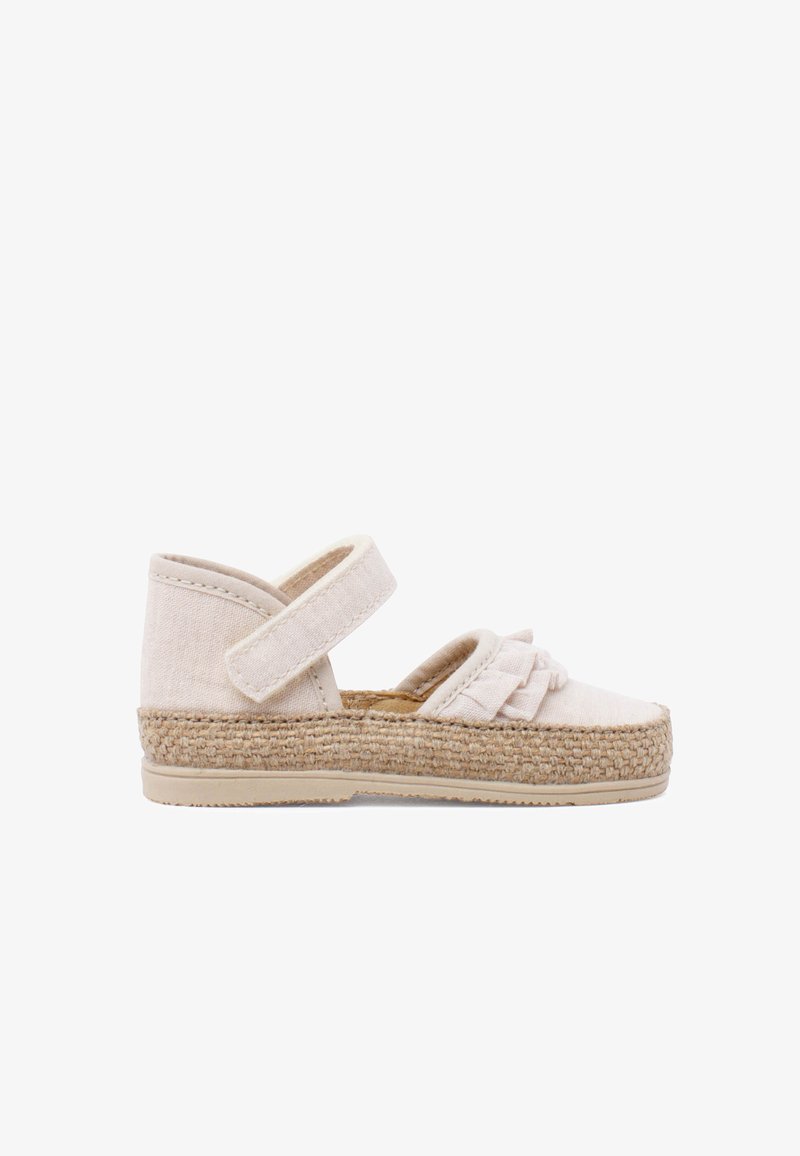 Espadrille de couleur beige clair avec une tige en toile, une sangle réglable, une semelle en jute tressé et un accent froncé à l'avant.