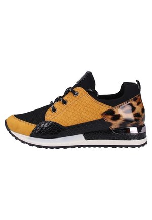 Sneakers med sennepsgul, sort mesh, kunstigt slangehudstruktur og leopardprint-detalje på hælen med hvid sål og sort slidbane.