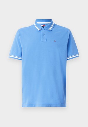 Hele sinine puuvillane polo särk, millel on kahe nööbiga kaelus, valge ja sinise triibulise aktsendiga krael ja varrukatel, ning väike logo detail.