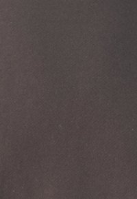Tessuto di un viola scuro con una texture liscia, caratterizzato da sottili variazioni di tonalità e una finitura opaca. Nessun motivo o dettaglio evidente.