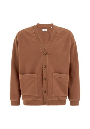 Cardigan in pile marrone con scollo a V, cinque bottoni e due tasche anteriori; presenta polsini a costine e una texture morbida.