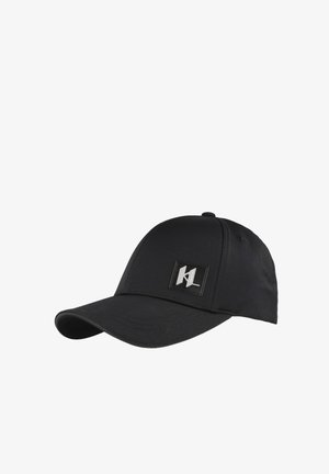 Zwarte baseballpet met een gebogen klep en een klein vierkant patch met gestileerde KL letters op het voorpaneel.
